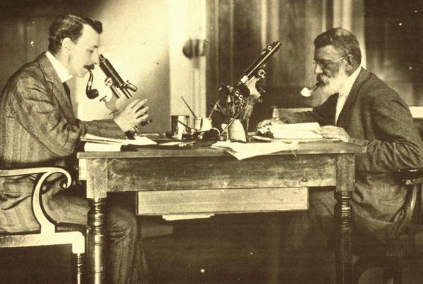 Dr Robert Kidston (right) and the palaeobotanist Professor David Thomas Gwynne-Vaughan (left).