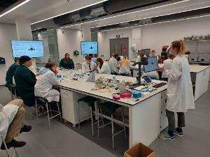 The CGEBM bioinformatics team teaching the pupils how to analyse their own data in the Science Teaching Hub.