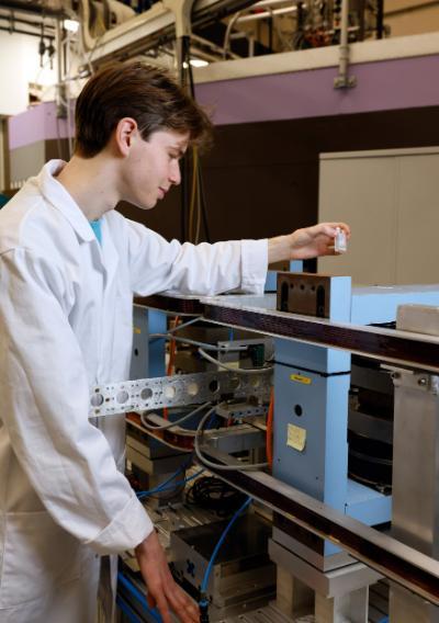 A photo of Wouter Grünewald working in a physics laboratory