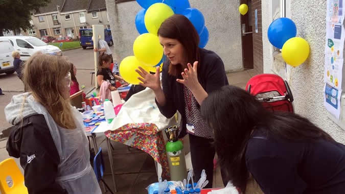 Dr Fiona Murray and her postgraduate student Jean Lyinikkel run a pharmacology activity looking at how our sugar levels change in response to hormones.