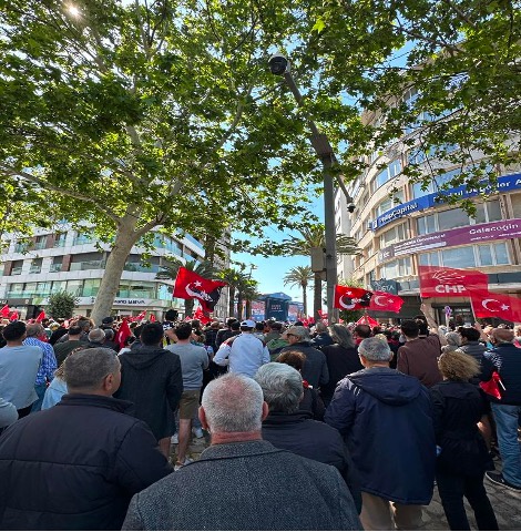 Crowd gathered at political rally.