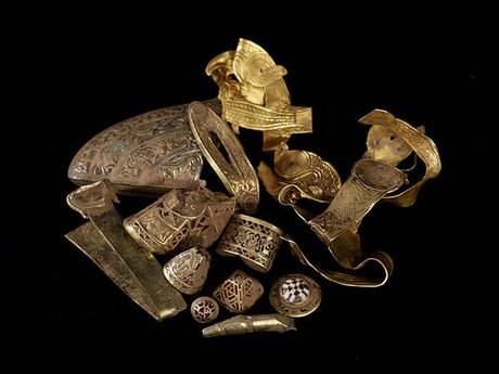 Wealth and warfare in early Mercia: Interpreting the Staffordshire hoard