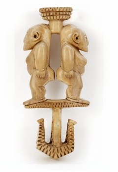Suspension hook carved as paired female figures Tonga/Fiji, 18th/early 19th century- ABDUA:4651 