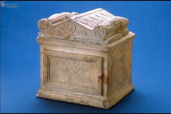 Roman urn