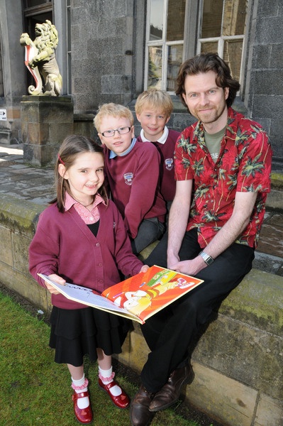Ross Collins with Elrick Primary pupils (from left) Kirsty Borthwick, Reece Singer and Robbie Fraser