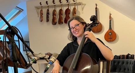 Lucia Capellaro with the restored cello