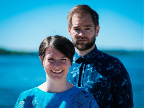 Sarah-Jane Summers and Juhani Silvola in front of the sea. © Jonas Sjøvaag