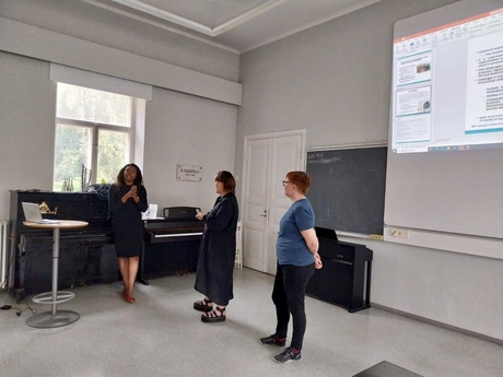 Photograph of Dr Momoh alongside Dr Sanna Mustasaari (University of Eastern Finland) and Dr Johanna Hiitola (University of Oulu) during the keynote discussion