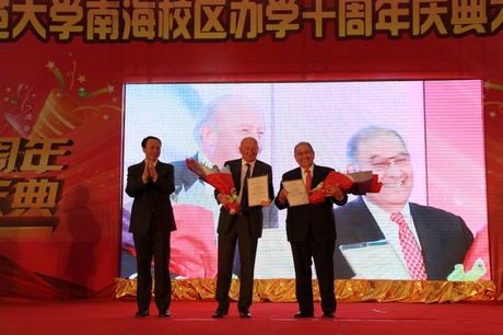 Dominic Houlihan (centre) is pictured with the President of the Campus, Professor Liu Ming, receiving a Special Contribution Partnership Award for his efforts to develop relations between the two Universities. Also pictured is Prof Jacob Perea.