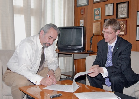 José Gonzalez Guerrero Zepeda, Director of the Faculty of Engineering, UNAM and Mark Critchley, University of Aberdeen 