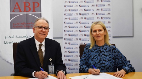 Professor Ruth Taylor and Dr Bryan Lewallen sign the MoU