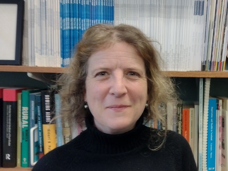 Head and shoulders image of Lorna in front of a bookshelf