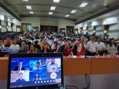 The first intake of students at the Aberdeen Institute at SCNU