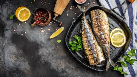 baked mackarel served with lemon slices