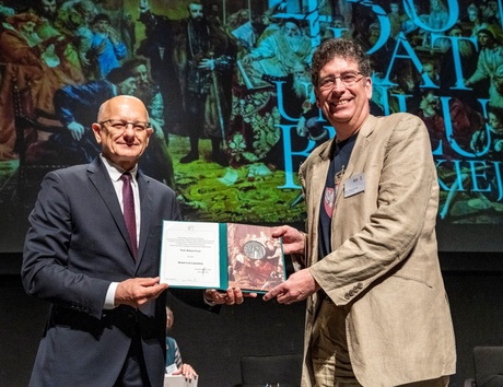 Professor Robert Frost being presented with the Lublin medal by the President of the city of Lublin.