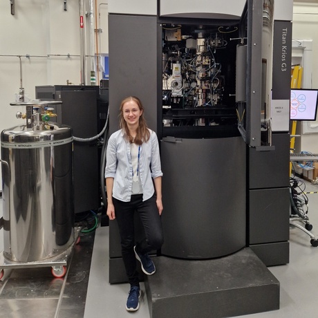 Tereza stood in front of Titan Krios G3 microscope