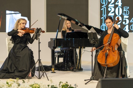 Musicians playing the violin, cello and piano at the Alumni Dinner