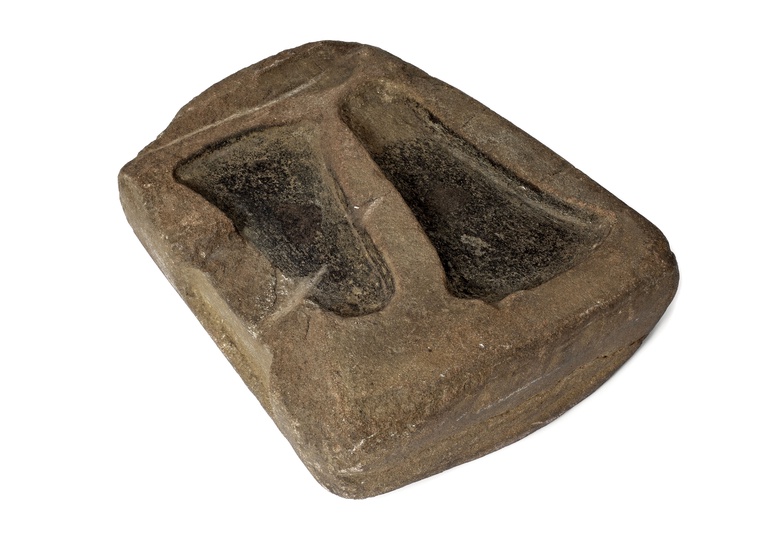a mould from Insch which fits the 'earliest Bronze Age' profile
