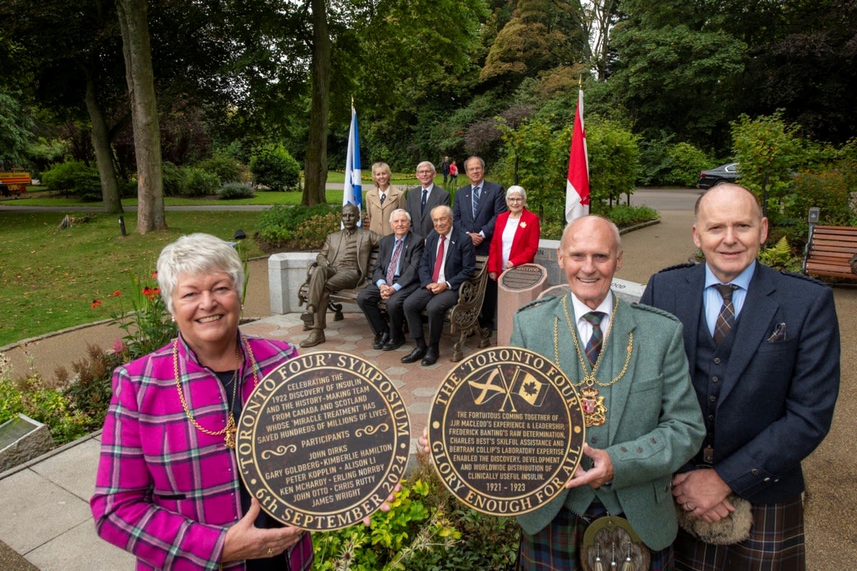 Plaques for the Toronto Four at the Duthie park ceremony